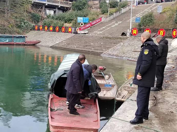 春運第一天，芷江水運事務中心執(zhí)法人員去碧涌大垅進行安全巡查，確保水上交通安全！ (4)